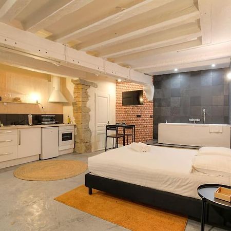 Industrial-Style Studio With Bathtub, Vieux-Lione Esterno foto
