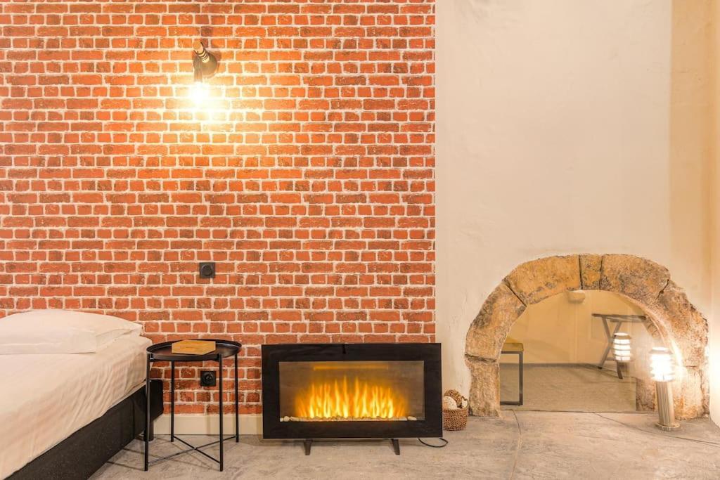 Industrial-Style Studio With Bathtub, Vieux-Lione Esterno foto