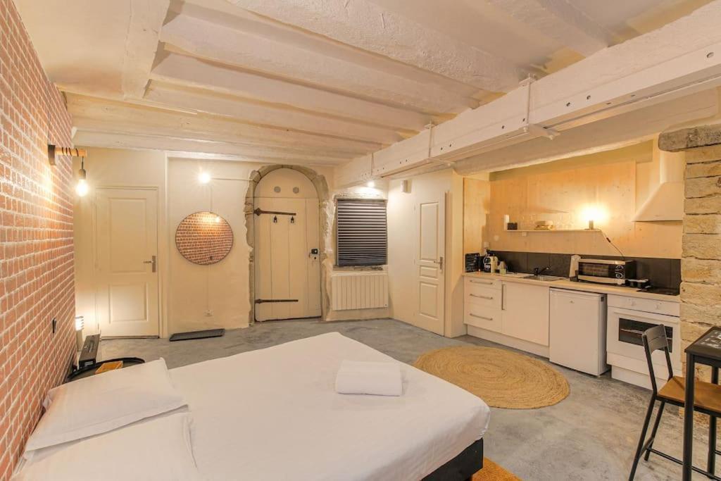 Industrial-Style Studio With Bathtub, Vieux-Lione Esterno foto