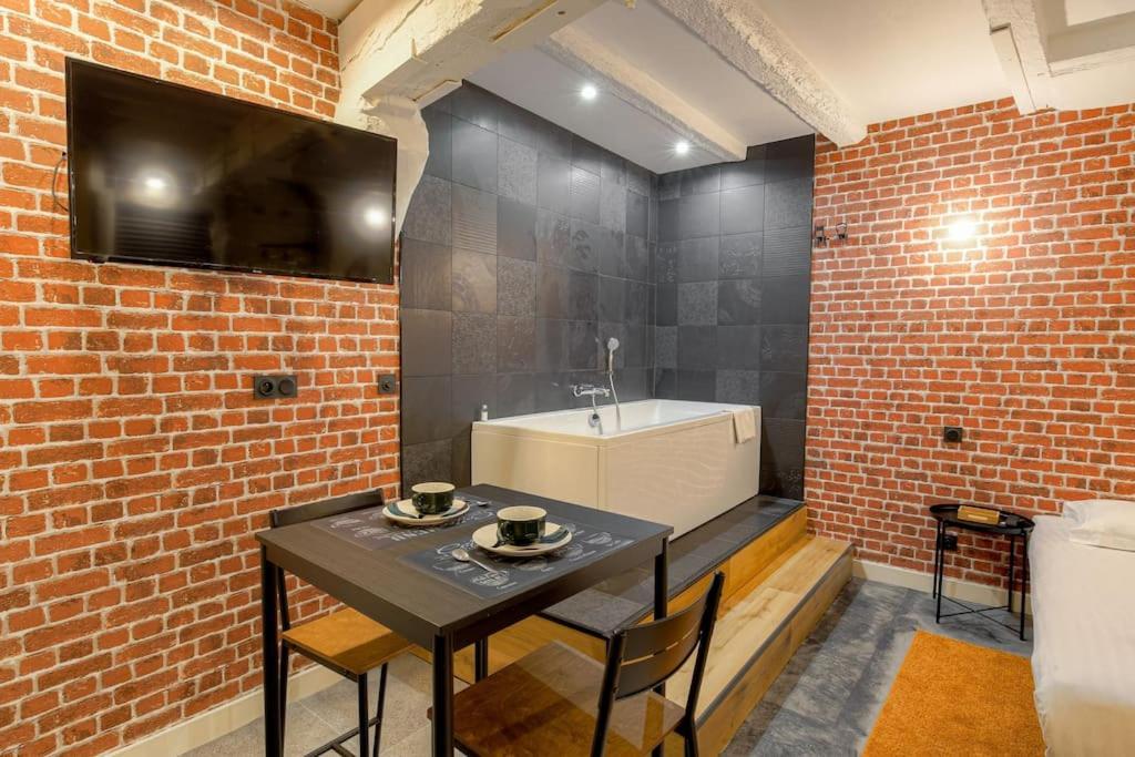 Industrial-Style Studio With Bathtub, Vieux-Lione Esterno foto