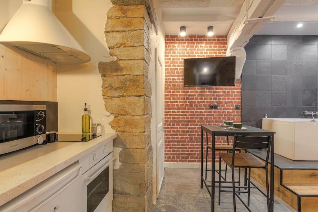 Industrial-Style Studio With Bathtub, Vieux-Lione Esterno foto