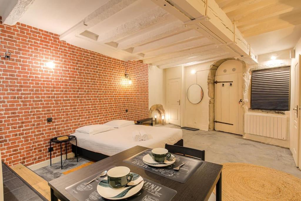 Industrial-Style Studio With Bathtub, Vieux-Lione Esterno foto