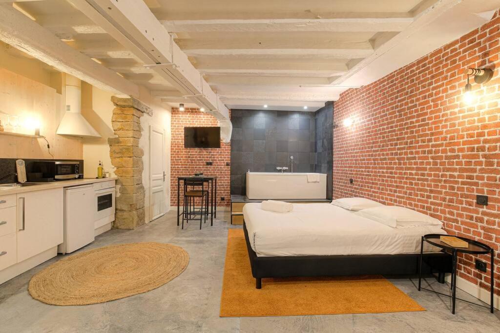 Industrial-Style Studio With Bathtub, Vieux-Lione Esterno foto
